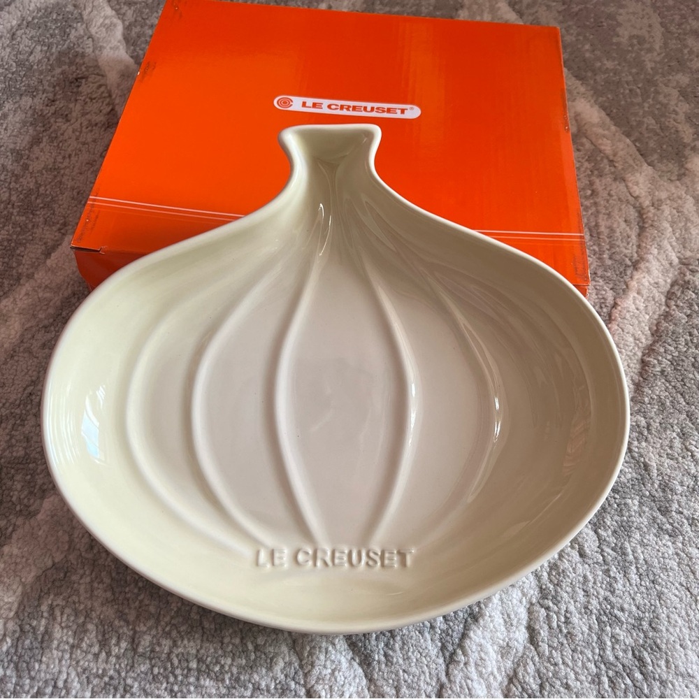 BNIB Le Creuset Medium Onion Dish 23cm Dune